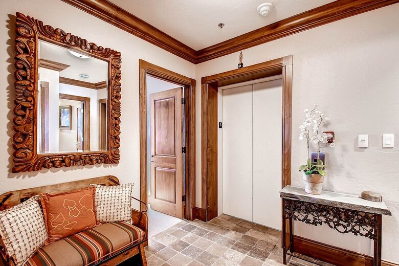 Mccoy Peak Lodge By East West Hospitality