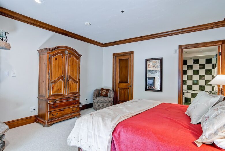 Mccoy Peak Lodge By East West Hospitality