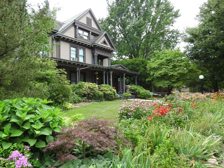 Bed & Breakfast Champaign Garden Inn