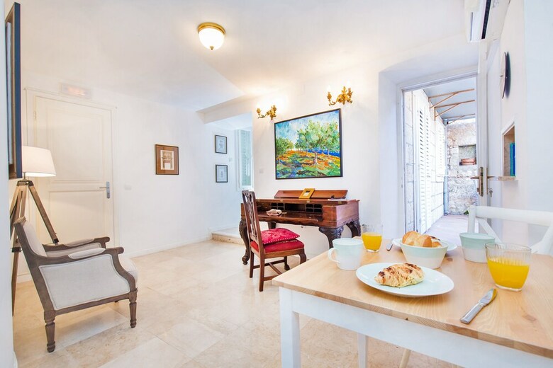 Old Town Apartments By Irundo