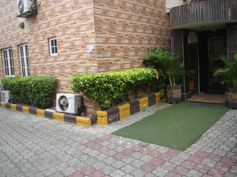 Hotel Charlies Place And Suite