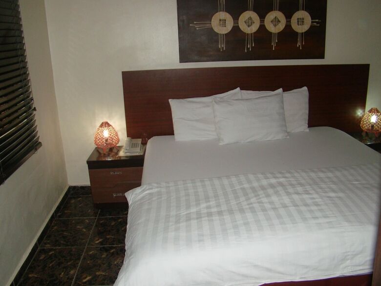 Hotel Charlies Place And Suite