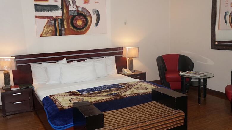 Hotel Charlies Place And Suite