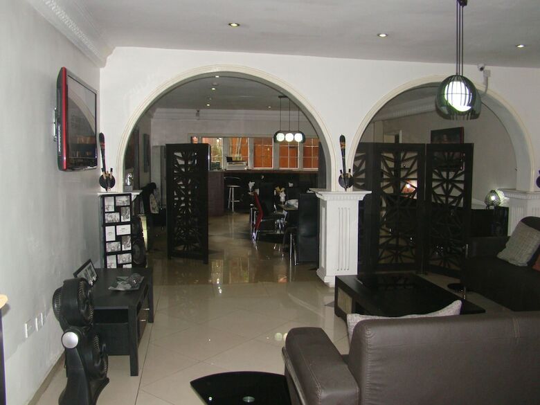 Hotel Charlies Place And Suite