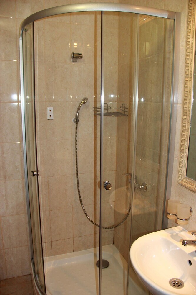 Hotel Guest Rooms Leone