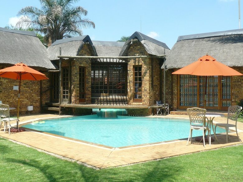 Hotel Ikwekwezi Guest Lodge