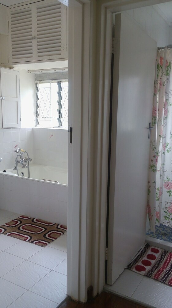 Lolos Elegant Three Bedroom Apartment