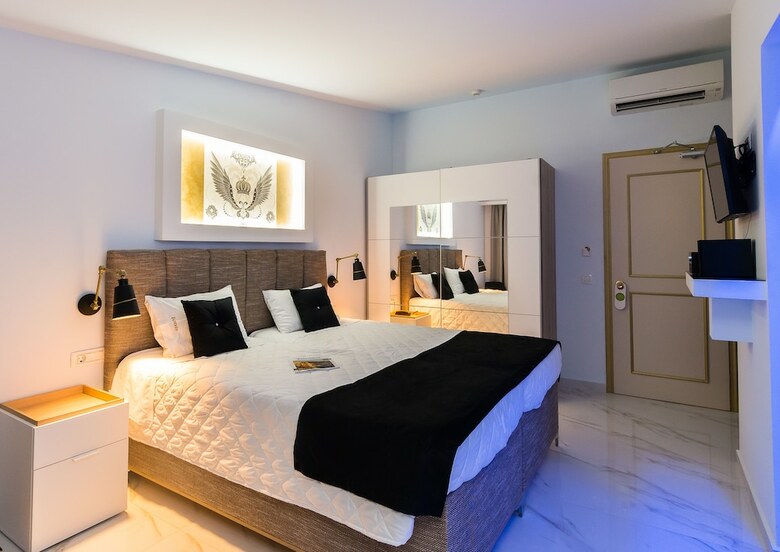 Ionis Art Hotel