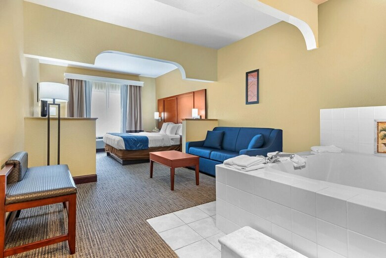 Hotel Comfort Suites Findlay I-75