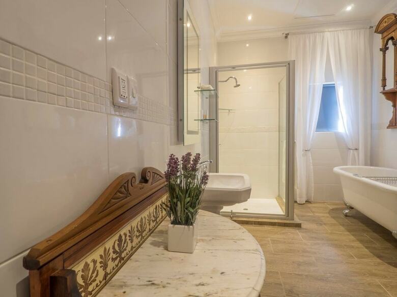Madison Manor Boutique Hotel