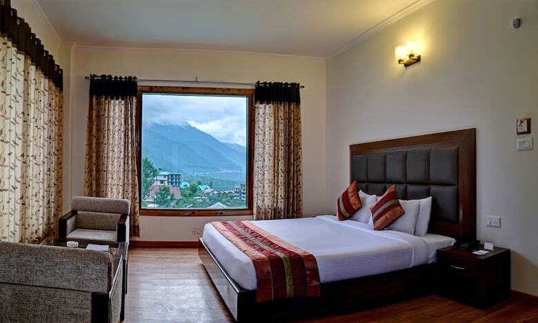 Hotel Summit Chandertal Regency & Spa