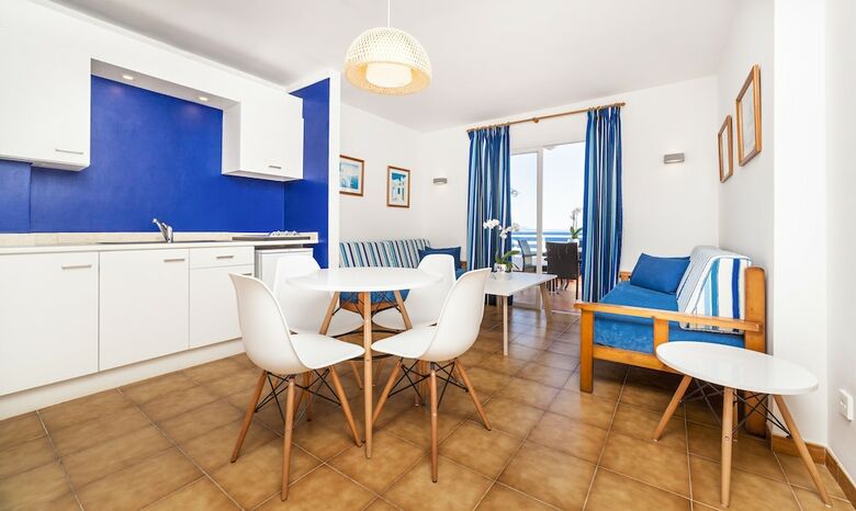 Apartamentos Globales Cala Vi�as