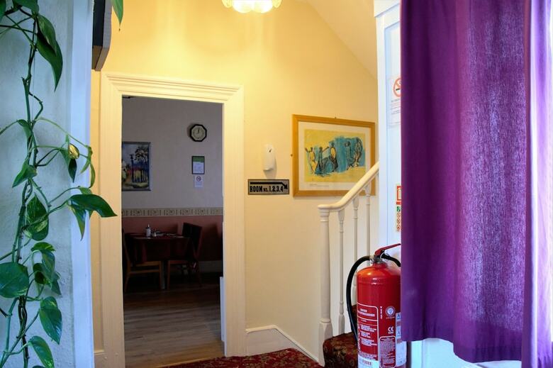 Bed & Breakfast Bow Guest House