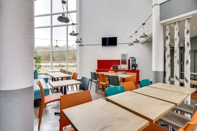 Hotelf1 Bourges Le Subdray, Renovated