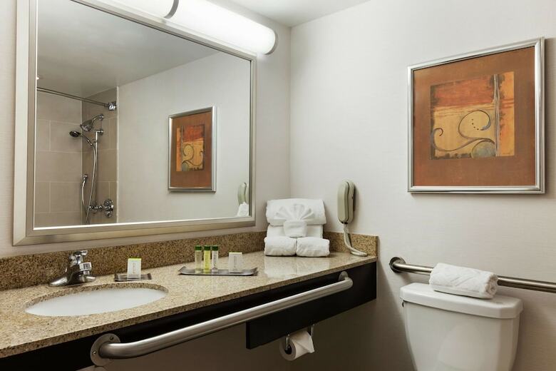 Hotel Doubletree By Hilton Detroit - Dearborn