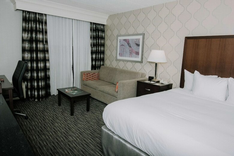 Hotel Doubletree By Hilton Detroit - Dearborn