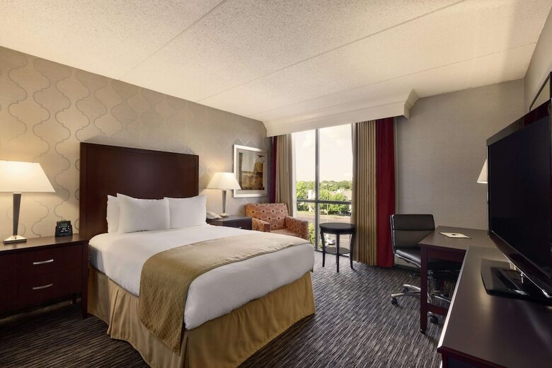 Hotel Doubletree By Hilton Detroit - Dearborn