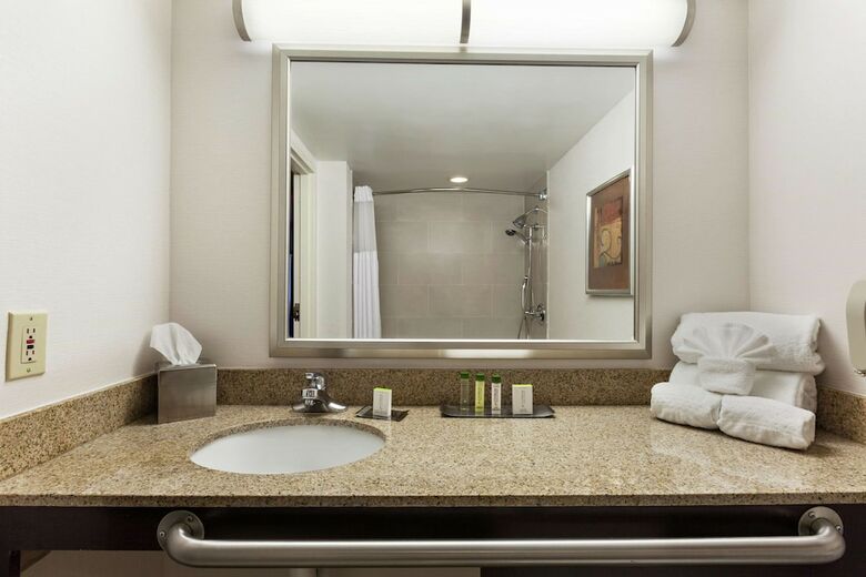 Hotel Doubletree By Hilton Detroit - Dearborn