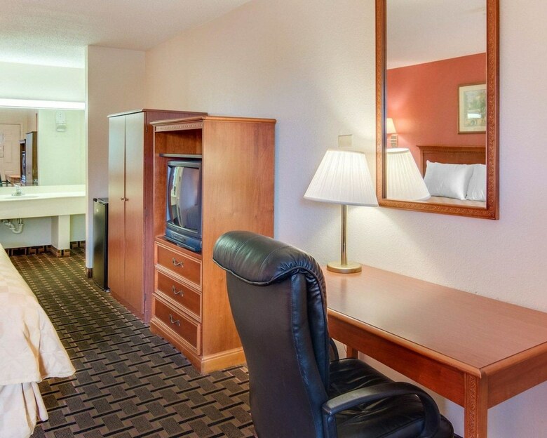 Hotel Rodeway Inn & Suites