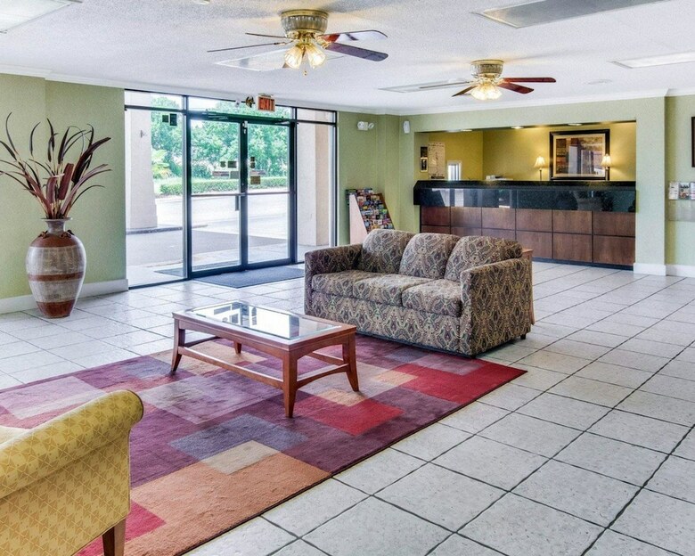 Hotel Rodeway Inn & Suites