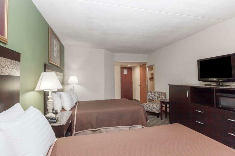 Howard Johnson Hotel By Wyndham Newark Airport