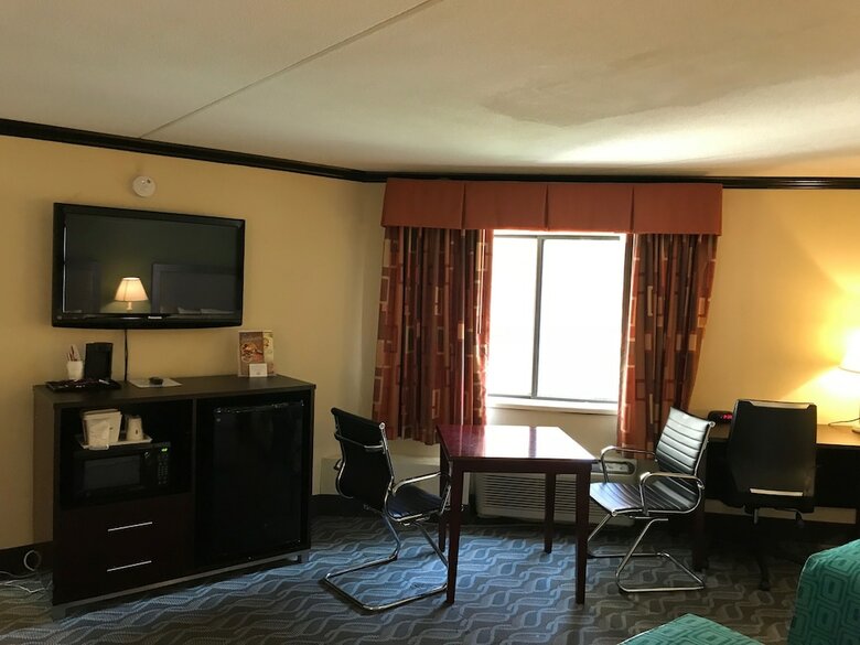 Howard Johnson Hotel By Wyndham Newark Airport