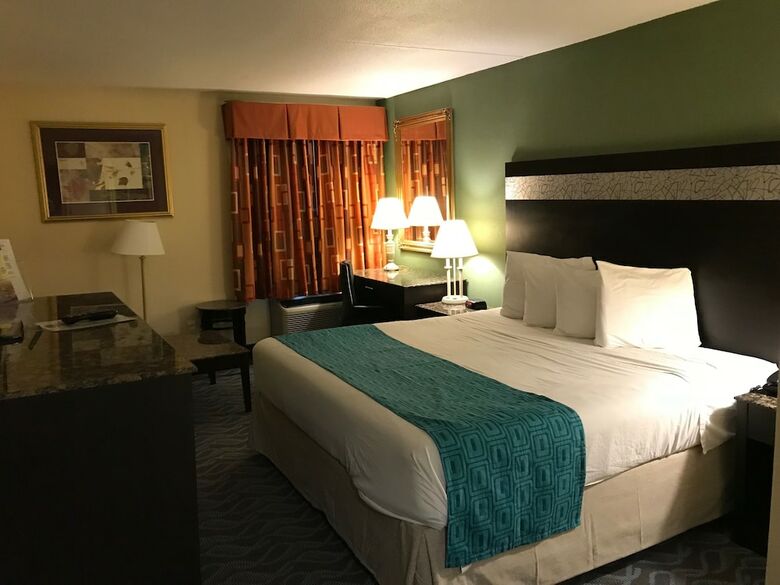 Howard Johnson Hotel By Wyndham Newark Airport