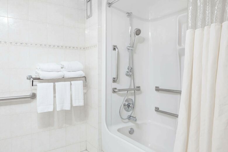 Howard Johnson Hotel By Wyndham Newark Airport