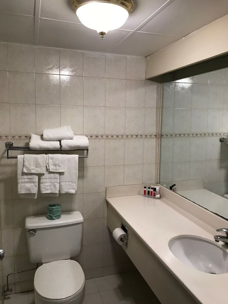 Howard Johnson Hotel By Wyndham Newark Airport