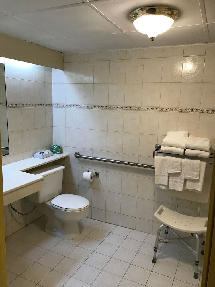 Howard Johnson Hotel By Wyndham Newark Airport