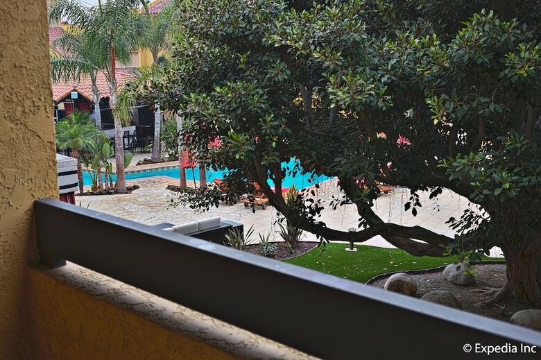 Atrium Hotel At Orange County Airport