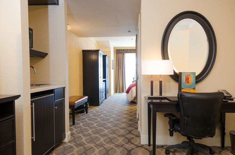 Hotel West Inn & Suites