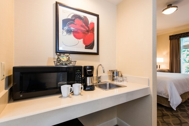 Hotel West Inn & Suites