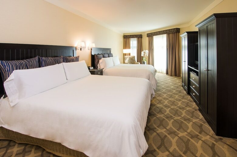 Hotel West Inn & Suites