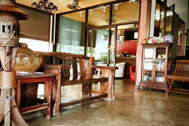 Hotel Ez House & Cafe
