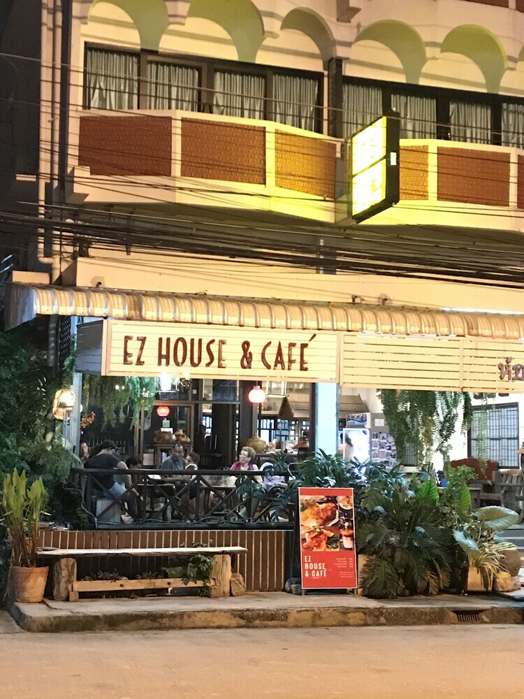 Hotel Ez House & Cafe