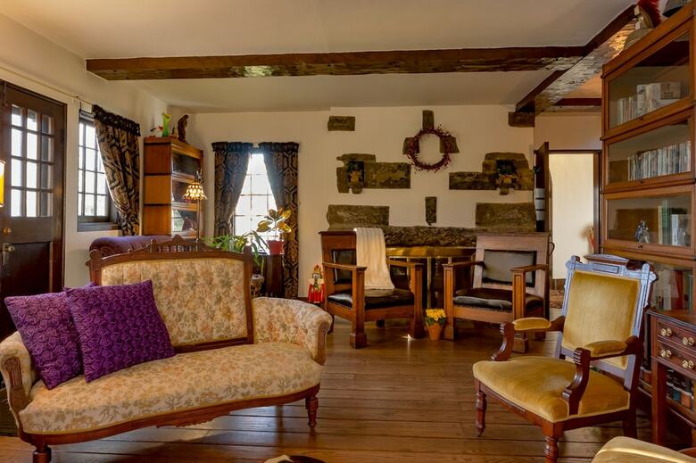 Castle On Glen - 3 Bedroom Home
