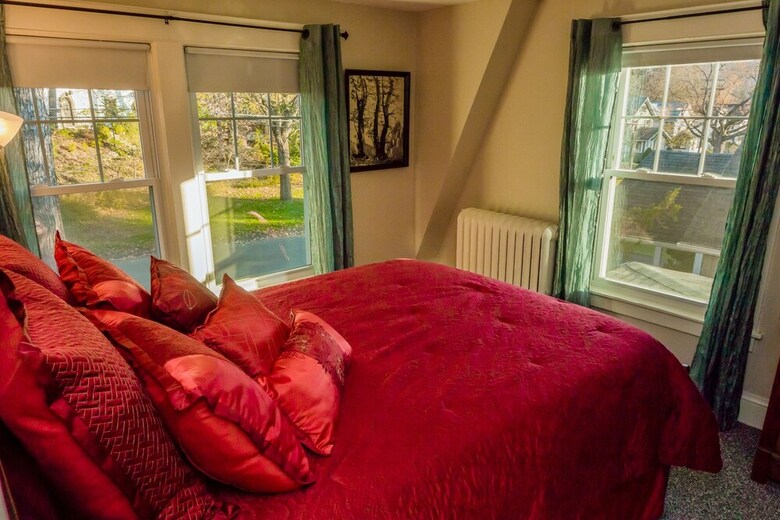 Enchanted Cottage On Glen - Entire House Rental