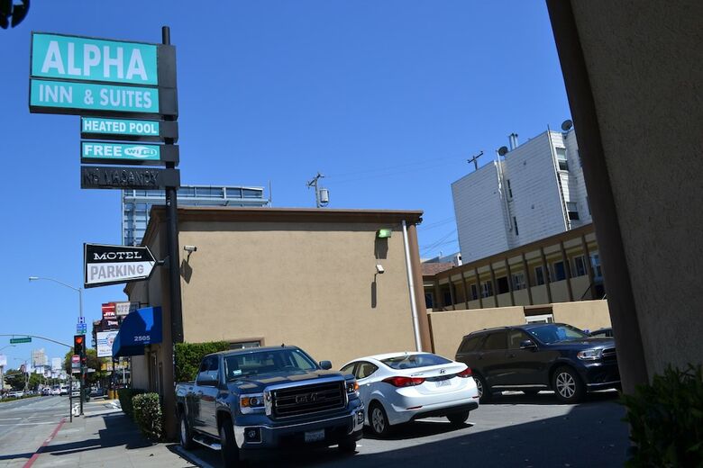 Hotel Alpha Inn & Suites