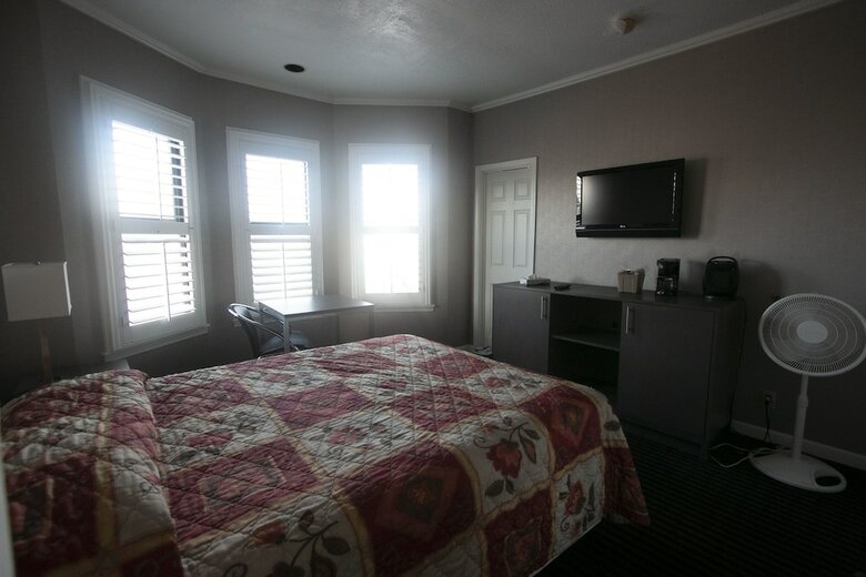 Hotel Alpha Inn & Suites