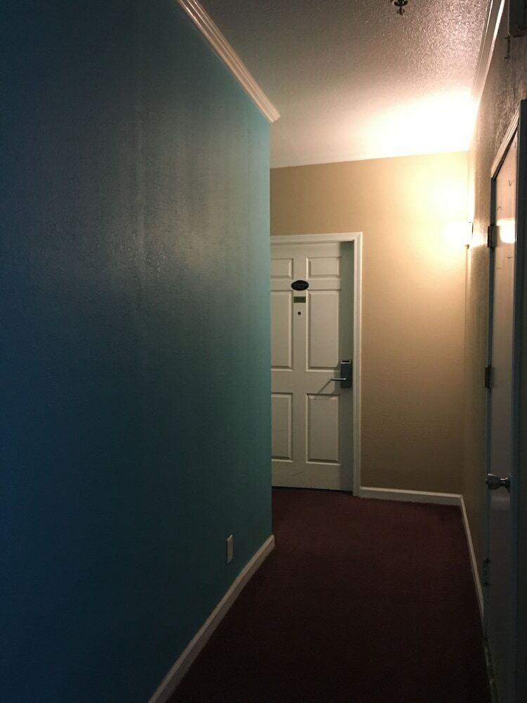 Hotel Alpha Inn & Suites