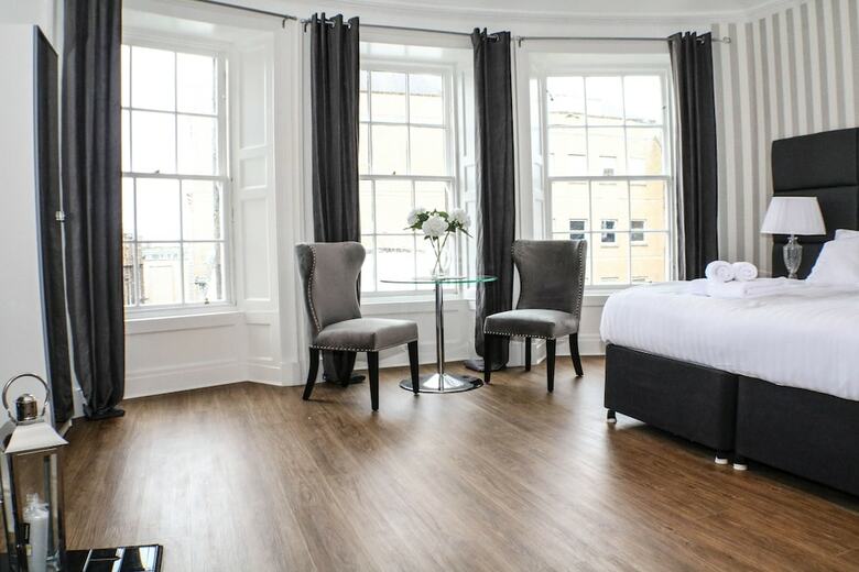 Aparthotel Edinburgh Castle Apartments And Suites