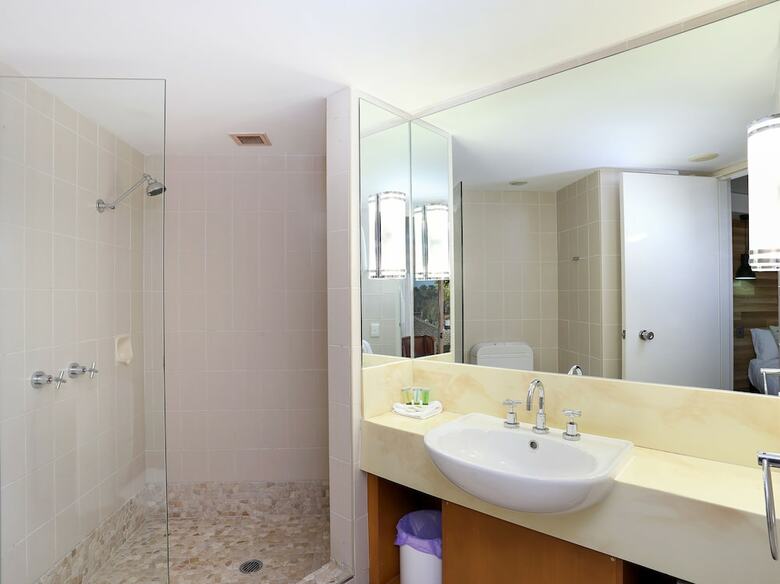 Hotel Charlesworth Bay Beach Resort