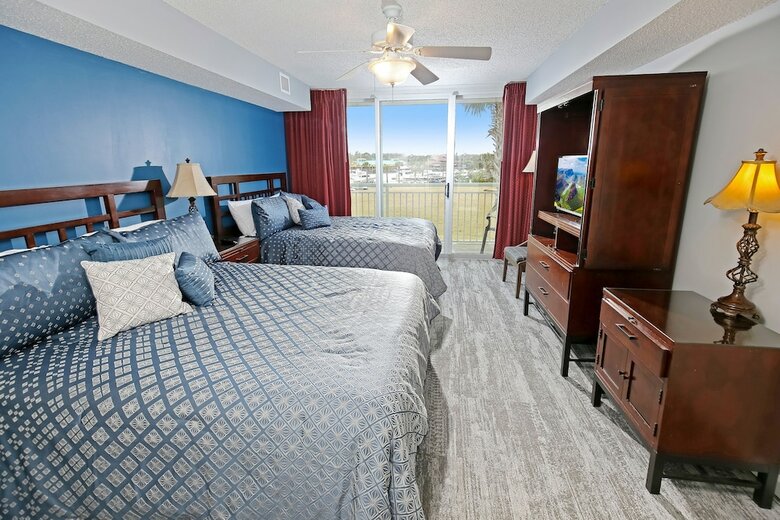 Hotel Barefoot Resort & Yacht Club