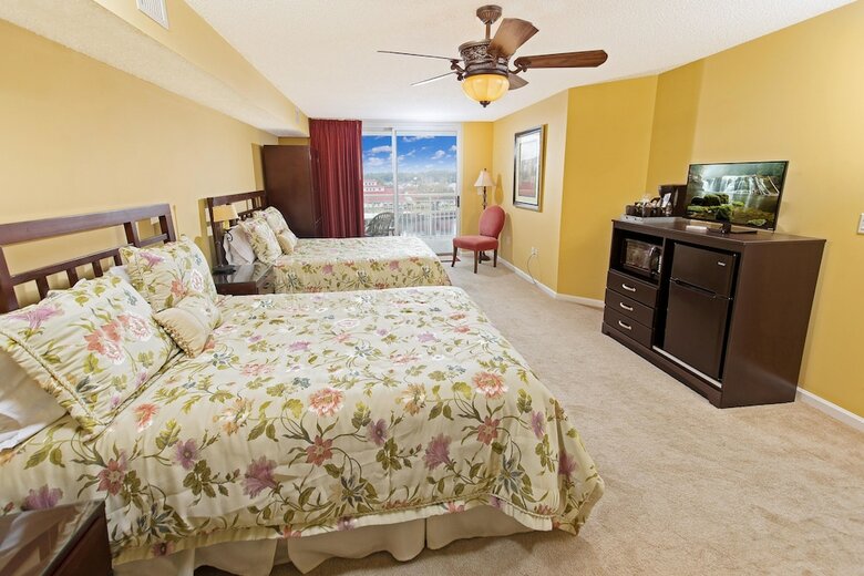 Hotel Barefoot Resort & Yacht Club