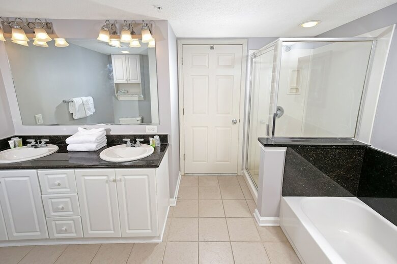 Hotel Barefoot Resort & Yacht Club