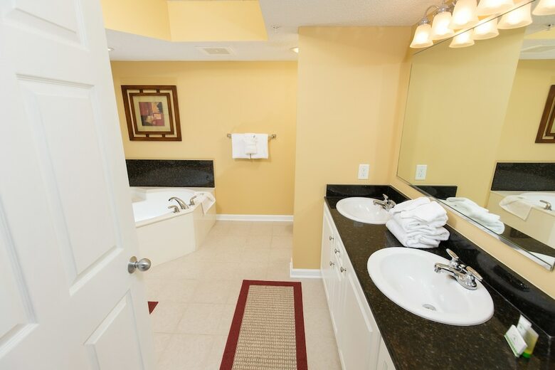 Hotel Barefoot Resort & Yacht Club