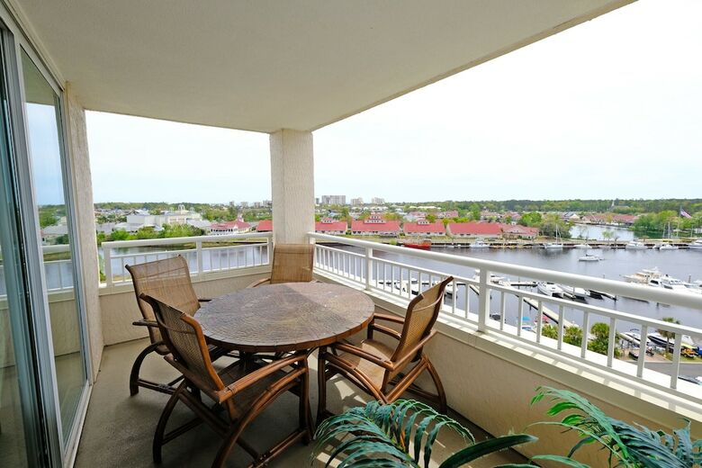 Hotel Barefoot Resort & Yacht Club