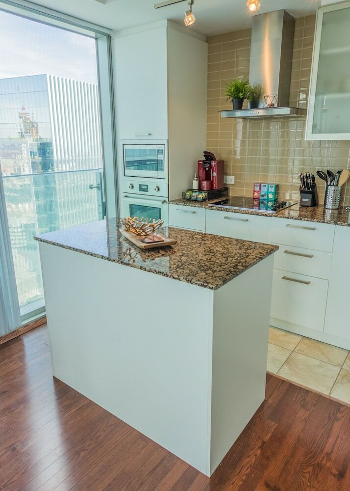 Aoc Suites - High-rise Condo - Cn Tower / Lake View