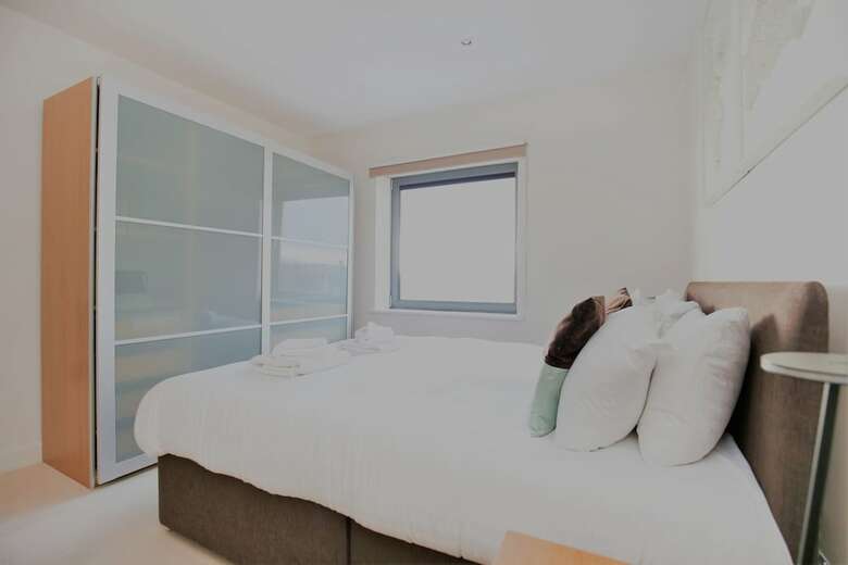 Week2week Modern 3rd Floor Gosforth Apartment With Balcony